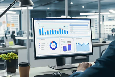 Detailed monthly reporting session displaying transparent lead growth and campaign performance for Alcateia marketing clients.