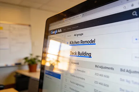 Professional manager configuring a high-performance Google Ads campaign structure for a construction and remodeling agency.